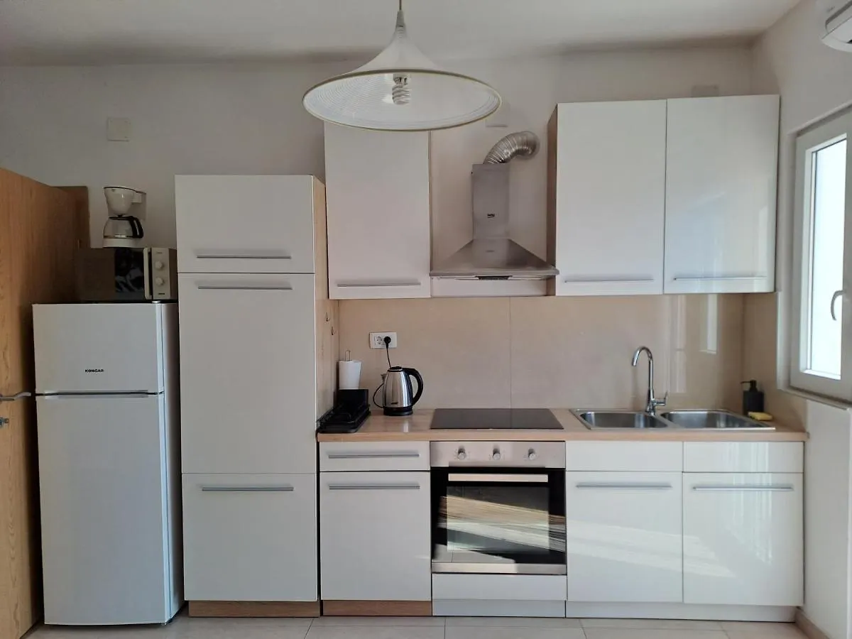 Yulia Apartman Pula 0*,